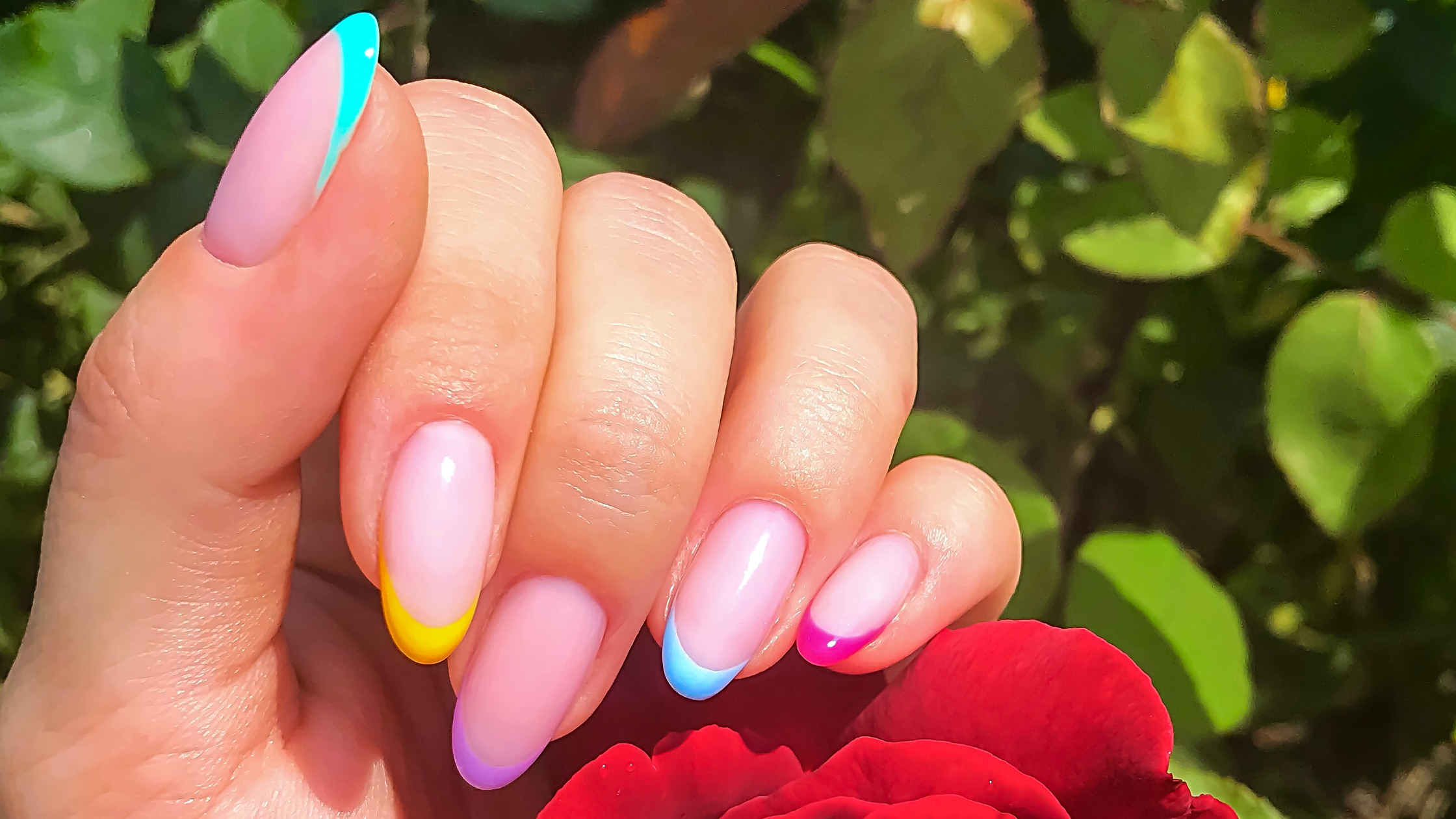 Colorful French manicure 2023 trend